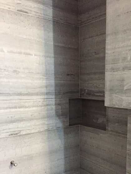 Tiled shower wall with a built-in niche